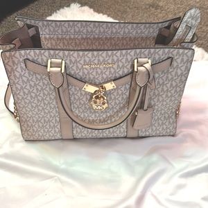 Michael Kors Satchel. Vanilla n Pink. Approx.9 1/2’ (H), 13 1/2 (W).